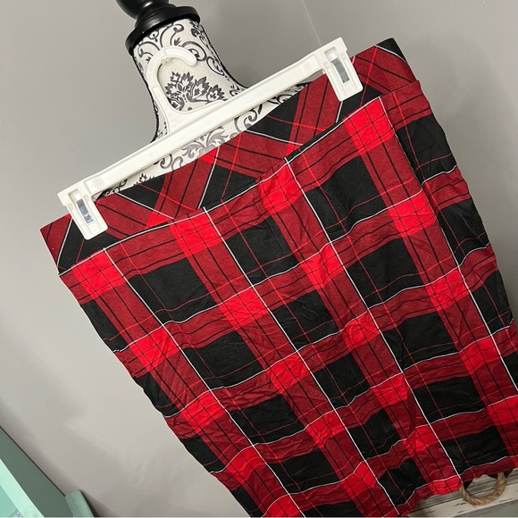 Torrid Mini Studio Luxe Ponte Lace-Up Plaid Pencil Skirt Size NWOT 2X Red Black - Picture 8 of 10